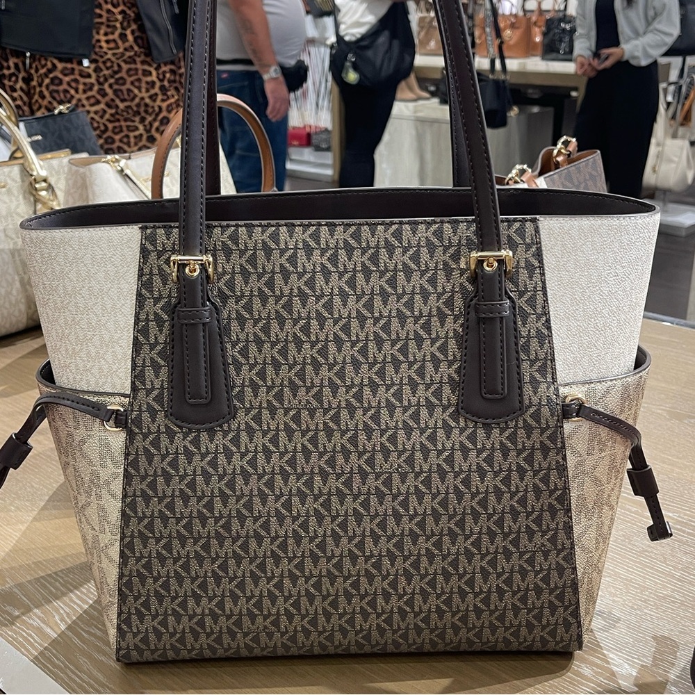 MICHAEL KORS Voyager Lg Color-Block Metallic Signature Logo EW Tote 
Brown 
NWT - Picture 5 of 16
